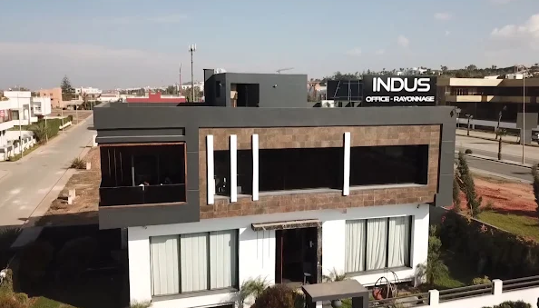 Façade du showroom INDUS à Dar Bouazza