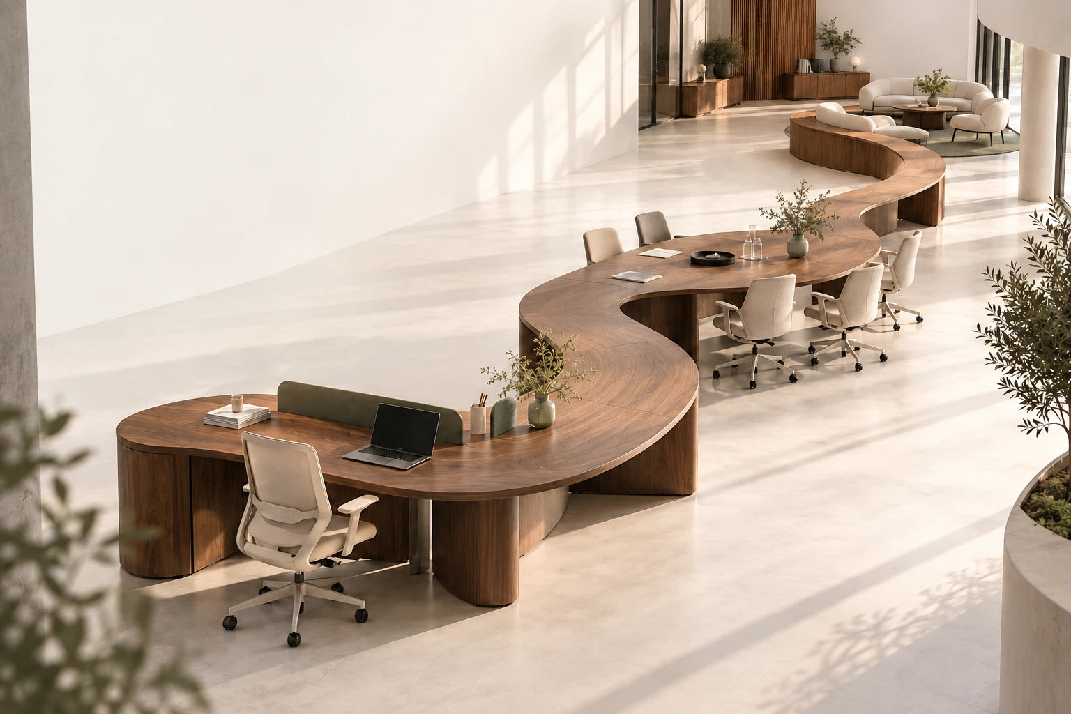 Un espace de travail lumineux avec bureaux courbes, table de réunion et mobilier d’accueil.